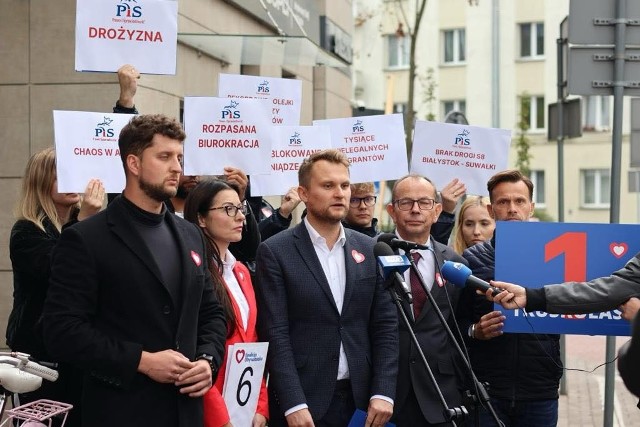 W czwartek (12.10) działacze podlaskiej KO wyliczali, przed białostocką siedzibą PiS, główne grzechy partii władzy z ośmiu ostatnich lat