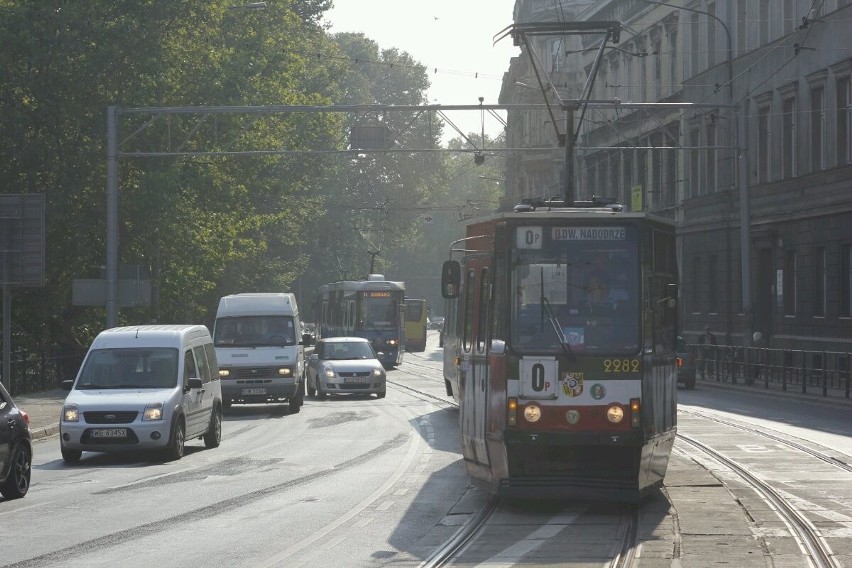 Wrocław: Tramwaj 32 Plus wykoleił się na pl. Jana Pawła II. Były objazdy [ZDJĘCIA]