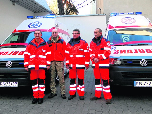 Ratownicy medyczni (od lewej) Krzysztof Olejnik i Maciej Janiszewski oraz  kierowcy Jerzy Jasiński i Andrzej Hajduk cieszą się z nowych karetek. Teraz łatwiej będą mogli dojechać do pacjentów.