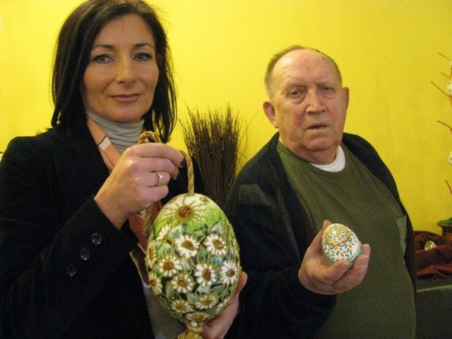 Urszula Szadyko prezentuje pisankę ze strusiego jaja, która służy za wisząca ozdobę. Jan Prokop jajo pomalowane farbami do porcelany.                                    