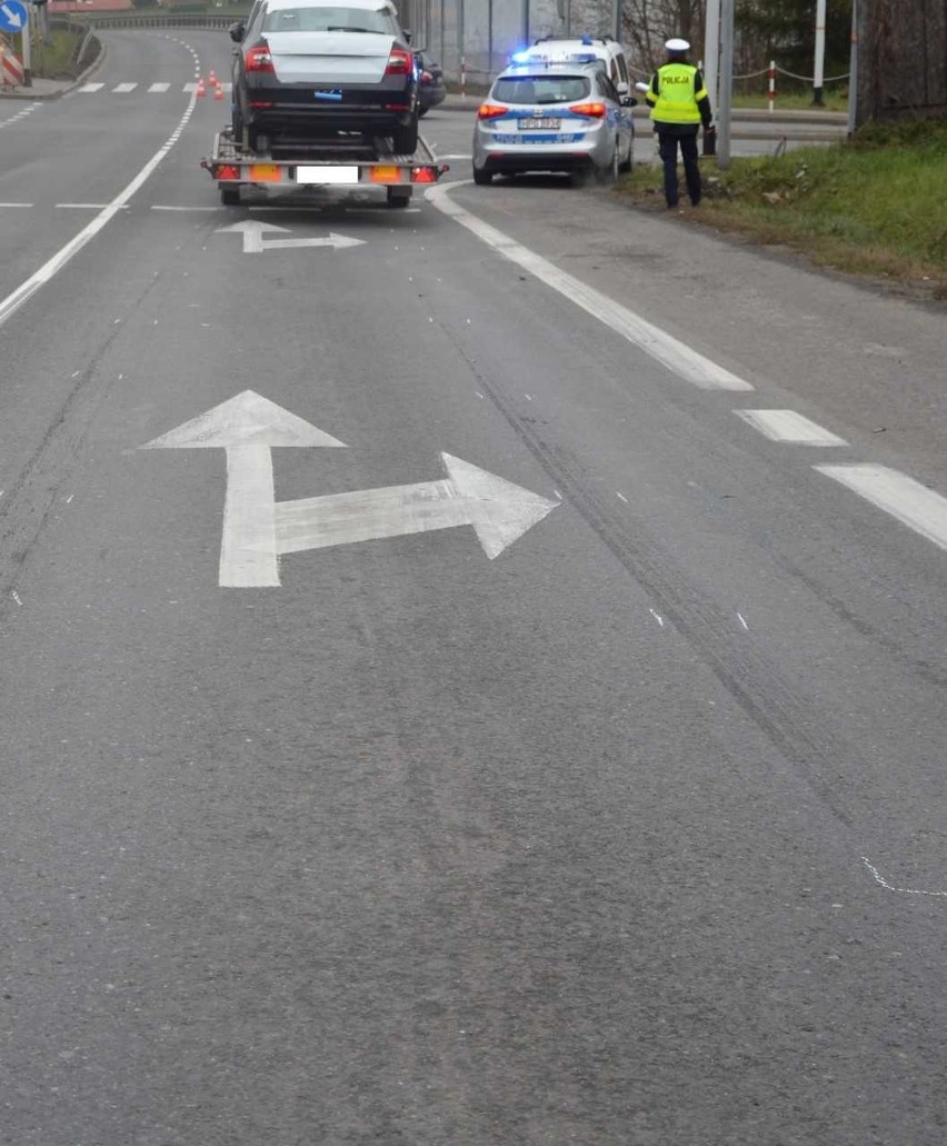 Wypadek w Olkuszu. Laweta przewożąca samochody najechała na auto osobowe, dwie osoby ranne