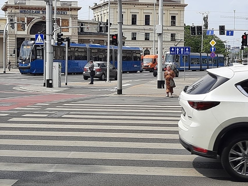 Kolejki tramwajów na wjeździe z TAT do pl. Orląt Lwowskich. Dlaczego tak się dzieje?