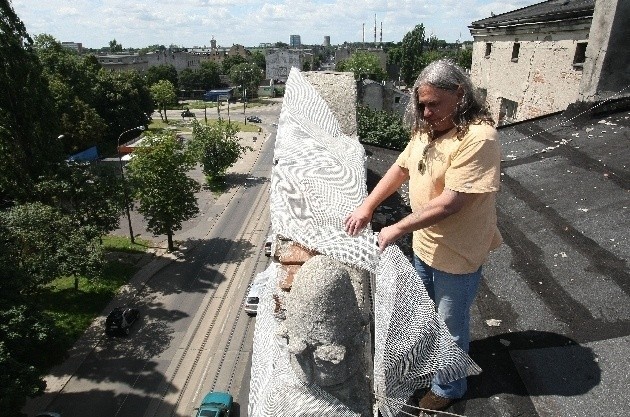 W takim stanie są gzymsy na dachu kamienicy - mówi Wojciech...