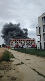 Pożar na osiedlu w Jaworze. Pali się budynek mieszkalny (ZDJĘCIA)