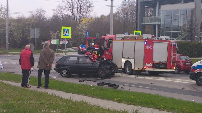 Wypadek na ul. Orkana: Trzy osoby w szpitalu (ZDJĘCIA)