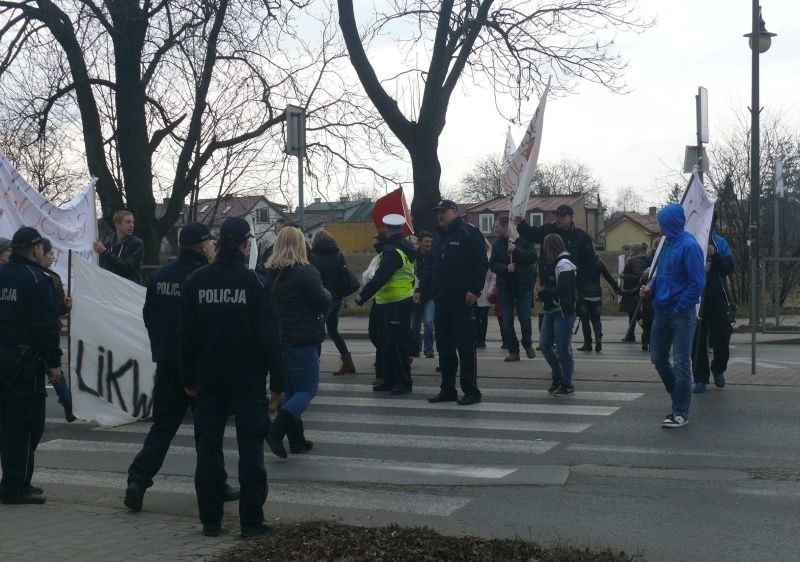 Rodzice blokowali Aleję 3 Maja w Ostrowcu