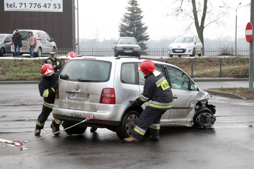 Wypadek na Osobowickiej. Kobieta w ciąży w szpitalu