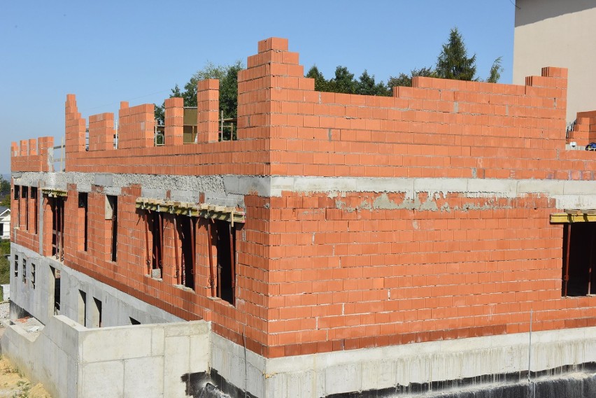Gmina Wieliczka. Rosną mury nowej części szkoły w Mietniowie, ale na salę gimnastyczną trzeba poczekać [ZDJĘCIA]