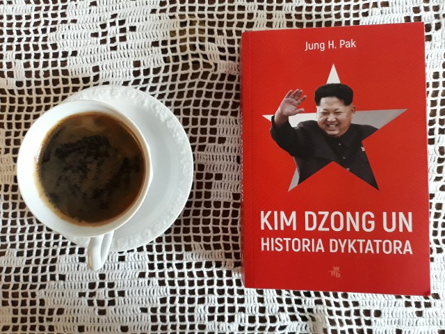 Jung H. Pak, „Kim Dzong Un. Historia dyktatora”, Wydawnictwo W.A.B., Warszawa 2020, stron 444, przekład: Agnieszka Walulik, Aga Zano