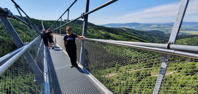 Spacer po najdłuższym w Europie moście wiszącym kosztuje 440 koron - 86 złotych.