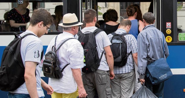 Pasażerowie skarżą się na tłok i zbyt rzadkie kursy autobusu linii nr 502