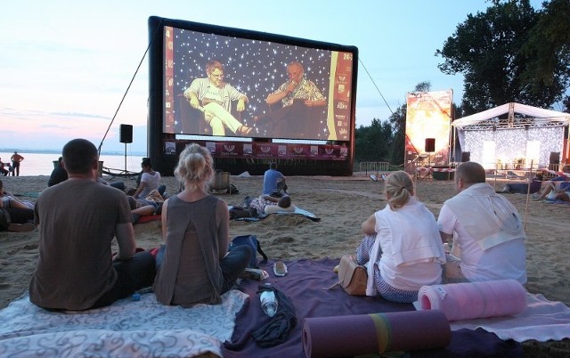 Przez cztery dni podczas imprezy odbywały się pokazy filmów i spotkania z ich twórcami na plaży w Dąbiu oraz w klubie Delta.  