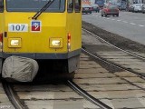 Uwaga pasażerowie! Wykoleił się tramwaj na ul. Odzieżowej.  Jest komunikacja zastępcza