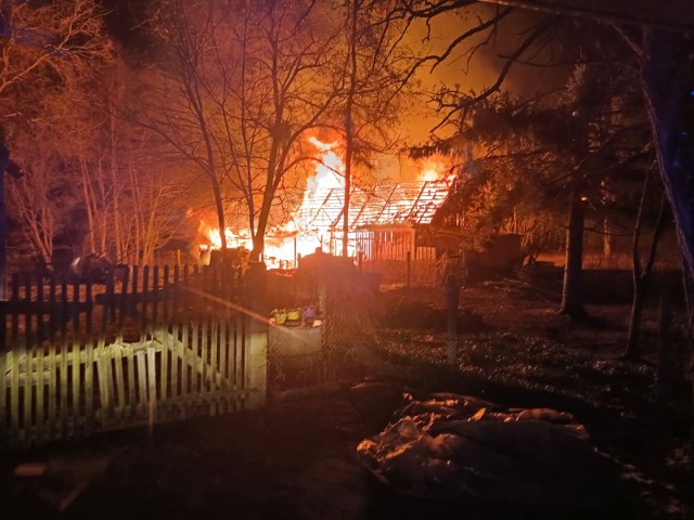 W Węgrowie płonął drewniany budynek gospodarczy. Płomienie były widoczne z daleka