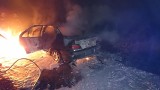 W Wiślince spłonął samochód osobowy. Pożar wybuchł w nocy 3.11.2018. Ogień gasili strażacy z OSP Wiślina i JRG Pruszcz Gd. [zdjęcia]