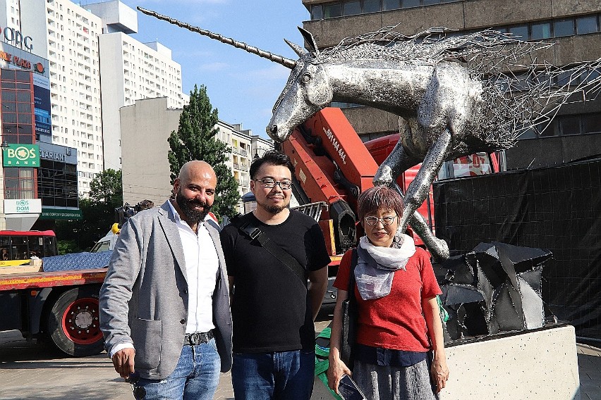 Montaż pomnika Jednorożca autorstwa japońskiego artysty Tomohiro Inaby przy Centralu w Łodzi [ZDJĘCIA]