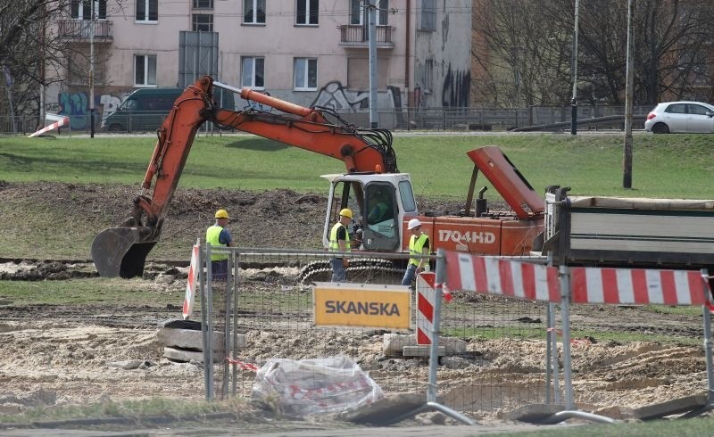 Kolejny remont i kolejne opóźnienia. Na budowie przedłużenia al. Grohmanów przestój, bo... grunt jest zły [ZDJĘCIA]