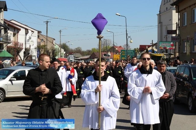 Uroczystości Wielkiego Piątku na Świętym Krzyżu przewodniczył biskup Krzysztof Nitkiewicz, ordynariusz diecezji sandomierskiej.Liturgia na cześć Męki Pańskiej sprawowana o godzinie 15.00 była poprzedzona Drogą Krzyżową z Nowej Słupi na Święty Krzyż, w której udział wzięło ponad 3 tysiące wiernych z regionu świętokrzyskiego i z wielu zakątków naszej ojczyzny. Rozważania poprowadził o. Krzysztof Jamrozy, Mistrz Nowicjuszy - czytamy na stronie www.swietykrzyz.pl.Krzyż był niesiony przez poszczególne stany, między innymi dzieci, młodzież, strażaków, duchownych, mężczyzn, kobiety, rolników i osoby konsekrowane. Na zakończenie nabożeństwa biskup sandomierski Krzysztof Nitkiewicz, powiedział do licznie zgromadzonych pątników:- Nasze drogi nie zawsze są drogami Chrystusa, drogami Bożymi, podobnie jak nasze myśli, słowa i czyny. Dzisiaj jednak szliśmy razem z Nim tym samym szlakiem przez Puszczę Jodłową i chociaż porównywanie naszego zmęczenia z jego cierpieniem byłoby niedorzecznością, byliśmy razem, aż do tego wzgórza świętokrzyskiej Golgoty - mówił biskup Krzysztof Nitkiewicz, cytowany przez oficjalną stronę Sanktuarium na Świętym Krzyżu.(dor)