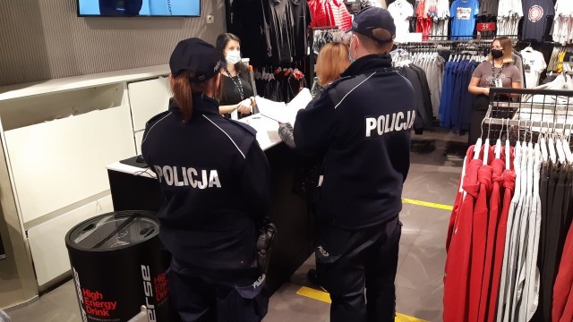 W sobotę policja sprawdzała, czy i jak są przestrzeganie zalecenia sanitarne w galeriach handlowych w Toruniu