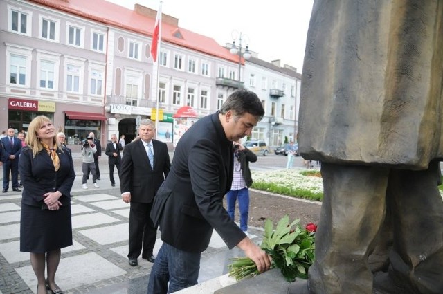 Micheil Saakaszwili złożył pod pomnikiem kwiaty. Towarzyszyli mu Małgorzata Gosiewska, kandydatka PiS do Europarlamentu z województwa mazowieckiego oraz Marek Suski, lider PiS w regionie radomskim.