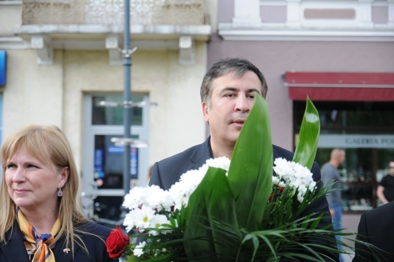 Micheil Saakaszwili przywiózł bukiet biało czerwonych róż