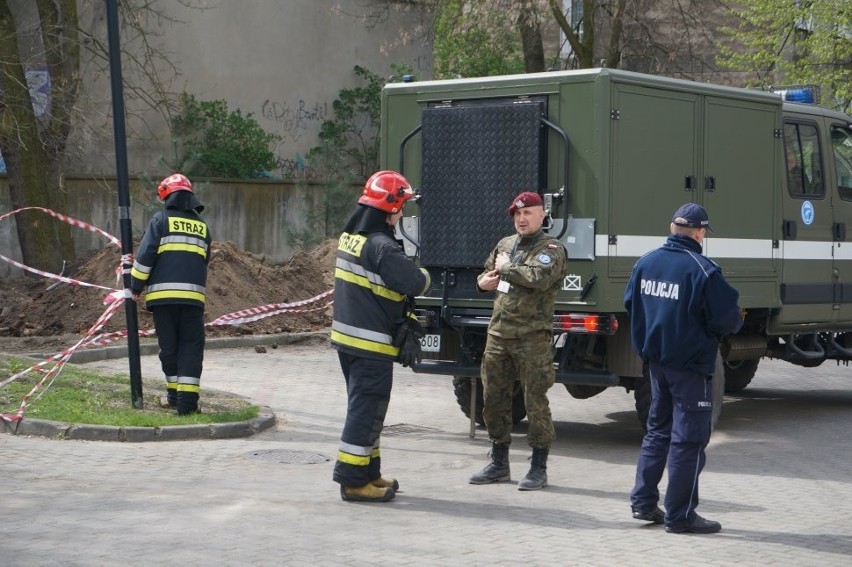 Alarm bombowy przy Politechnice Częstochowskiej. Ewakuacja mieszkańców [ZDJĘCIA]