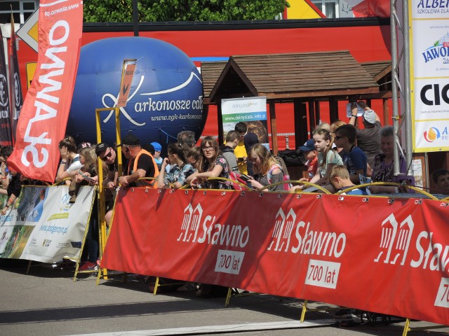 Johim Ariesen z Holandii wygrał pierwszy etap wyścigu kolarskiego Bałtyk-Karkonosze Tour z Kołobrzegu do SławnaPrzy mecie zlokalizowanej na placu Wyszyńskiego w Sławnie licznie zebrali się mieszkańcy Sławna, żeby powitać kolarzy biorących udział w wyścigu kolarskim Bałtyk-Karkonosze Tour. To drugi, zaraz po Tour de Pologne wyścig tego typu organizowany w Polsce. Ostatecznie 140-kilometrowy odcinek z Kołobrzegu do Sławna wygrał 29-letni Johim Ariesen reprezentujący Holandię. Na drugim miejscu uplasował się Kamil Zieliński, a trzecie zajął Andrii Kulik z Ukrainy. W czwartek drugi etap wyścigu z Goleniowa do Chociwla. Na tym odcinku kolarze przejadą 165,9 kilometrów. Łącznie zawodnicy mają do przejechania 6 etapów. Finał 21 maja w Karpaczu. 
