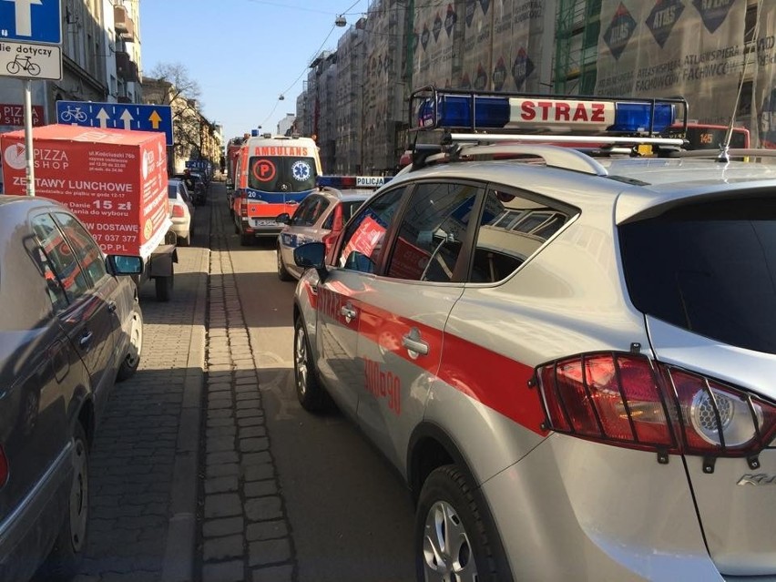 Wrocław: Mężczyzna wyskoczył przez okno budynku przy ul. Kościuszki (ZDJĘCIA)