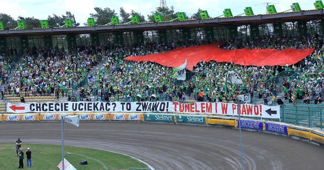 Chcecie uciekać? To żwawo! Tunelem i w prawo! - taki transparent wywiesili podczas prezentacji kibice SPAR Falubazu Zielona Góra.