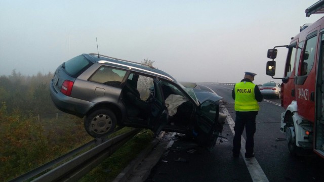 Służby informują o wypadku, do którego doszło dzisiaj około godziny 7 rano. Zdarzenie miało miejsce na wysokości miejscowości Głuchowo (powiat toruński). - Zderzyły się dwa samochody marki audi i seat - mówi mł. asp. Wojciech Chrostowski, rzecznik prasowy KMP Toruń. - Kierowcy zostali zabrani do szpitala.Podróżujący trasą Chełmno-Toruń, wciąż muszą liczyć się z utrudnieniami. Policja ustala okoliczności i przyczyny tego zdarzenia. Pogoda na dzień (16.10.2017) | KUJAWSKO-POMORSKIEŹródło: TVN Meteo Active/x-news