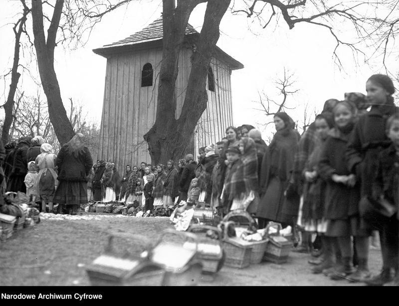 1937 rok. Grupa kobiet z dziećmi z koszami ze święconką na...