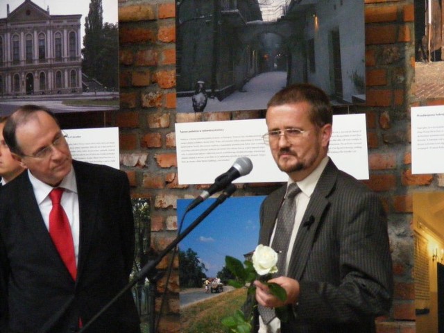 Zbigniew Sołtysiński (z prawej) chwilę po wręczeniu dyplomu oraz Zvi Rav - Ner, ambasador Izraela w Polsce