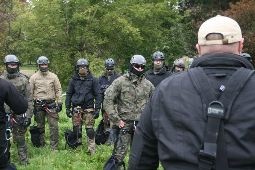 Policyjni antyterroryści ćwiczyli nad Zalewem Zemborzyckim (ZDJĘCIA, WIDEO)