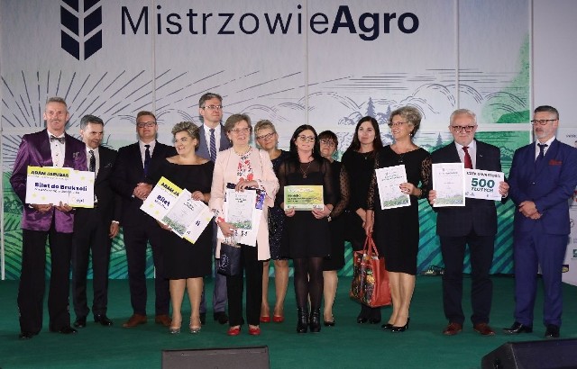 Podczas uroczystej gali we wtorek, 8 października w Targach Kielce laureaci pierwszych miejsc z naszego powiatu w akcjach Mistrzowie Agro otrzymali tytuły i nagrody. Emocji nie brakowało.  ZOBACZ NA KOLEJNYCH SLAJDACH>>>To była pierwsza taka gala finałowa w historii Echa Dnia.  W plebiscycie Mistrzowie Agro 2019 nagrodziliśmy bowiem  kandydatów w aż sześciu kategoriach. Na zdjęciu od lewej Rolnik Roku 2019 Szymon Płusa, redaktor naczelny Echa Dnia Stanisław Wróbel, Michał Sipika asystent europosła Patryka Jakiego, Sołtys Roku Joanna Flasińska, europoseł Adam Jarubas, Gospodyni Roku Gabriela Król, zwycięskie Koło Gospodyń Wiejskich - Kierzanki, Stanisław Czubak sołtys Kierza Niedźwiedziego - Sołectwa Roku, Wiesław Kocoł, YaraVita Manager. CZYTAJ TAKŻE: Mistrzowie Agro 2019 w województwie świętokrzyskim. Oto zwycięzcy [ZDJĘCIA, WIDEO]ZOBACZ ZAPIS TRANSMISJI LIVE Z GALITwoja przeglądarka nie obsługuje IFrame