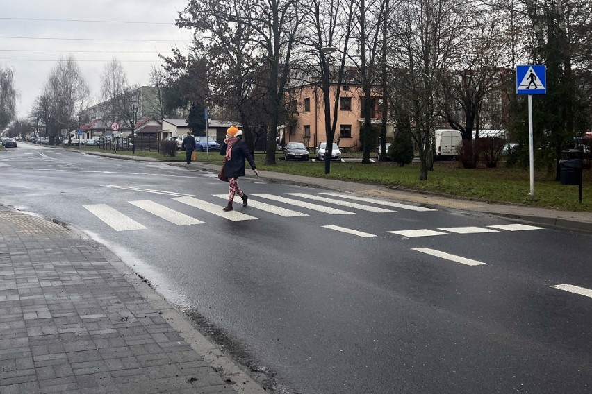 Pełne strachu przejście w rejonie marketu przy ul. Nałkowskich. "Kierowcy nie widzą pieszych"