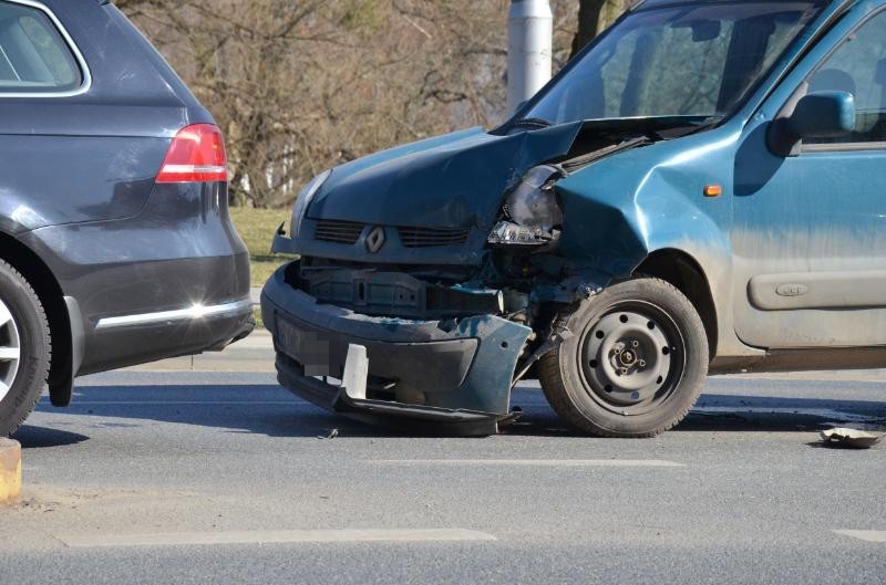 Wrocław: Wypadek na Popowickiej. Volkswagen zderzył się z renault (ZDJĘCIA)