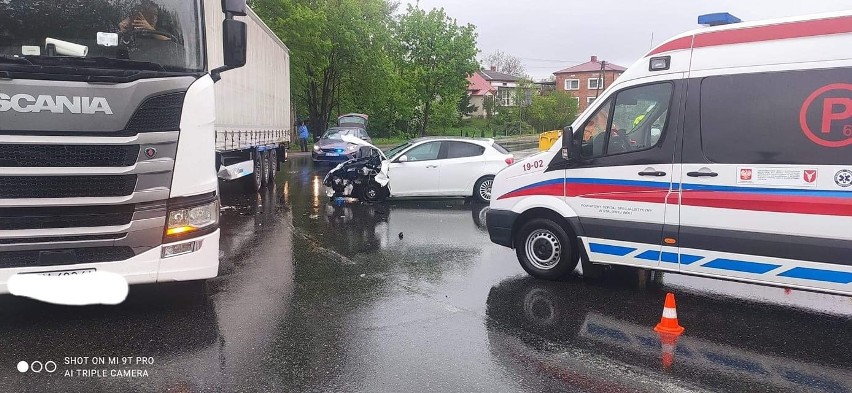 Wypadek w powiecie stalowowolskim. W zderzeniu TIR-a z osobówką ranne zostały trzy osoby - po jedną przyleciał śmigłowiec LPR (ZDJĘCIA)