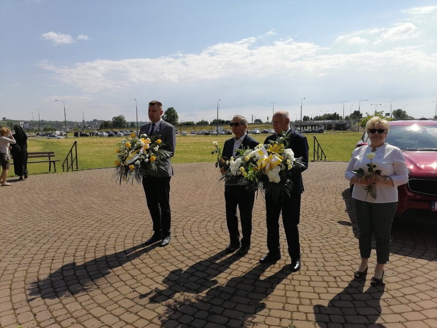 Mieszkańcy Sandomierza wspominają wizytę św. Jana Pawła II w Królewskim Mieście. Złożono kwiaty przed pomnikiem [ZDJĘCIA]