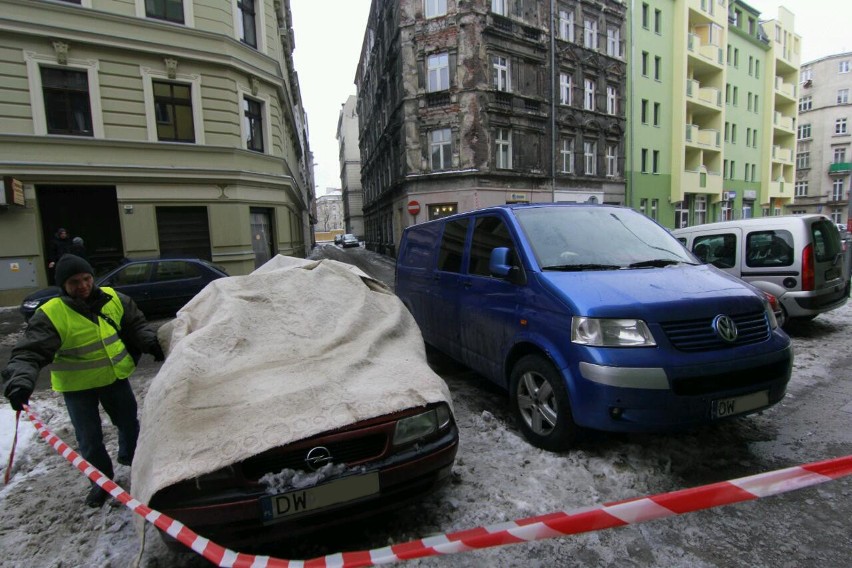 Wrocław: Śnieg spadł z dachu kamienicy przy ul. Rydygiera wprost na samochody (ZDJĘCIA)