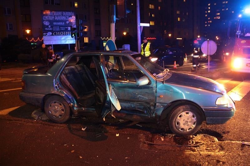 Hyundai zderzył się z mercedesem. Dwie osoby ranne.