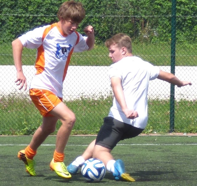 Tak walczyli w finale buskiego turnieju piłkarze Amareny i Warki Zbludowice (w pomarańczowych spodenkach).