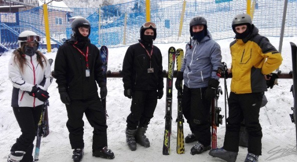 Laskowa - o, to jest to! Profesjonalnie „umundurowani” uczniowie Zespołu Szkół Rolniczych z Cudzynowic oddawali się narciarskim harcom w ośrodku w Beskidach.
