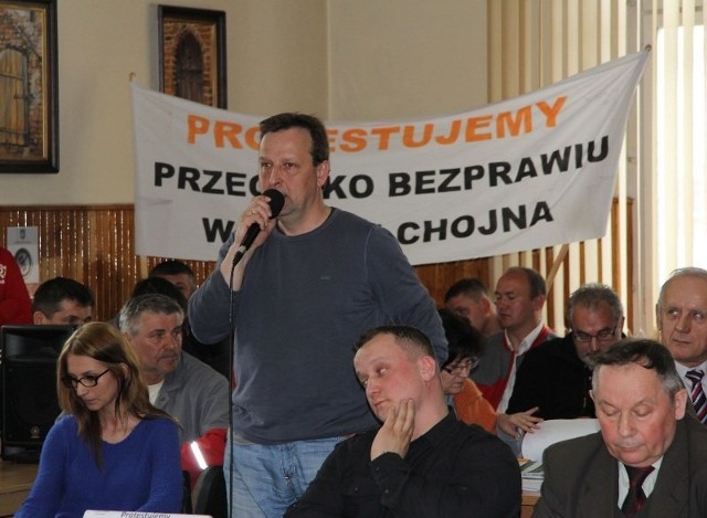 Członkowie grupy inicjatywnej: Jowita Matunin, Paweł Matunin Sławomir Błęcki (z mikrofonem) i Jarosław Przygoda podczas sesji Rady Miasta w Chojnie.