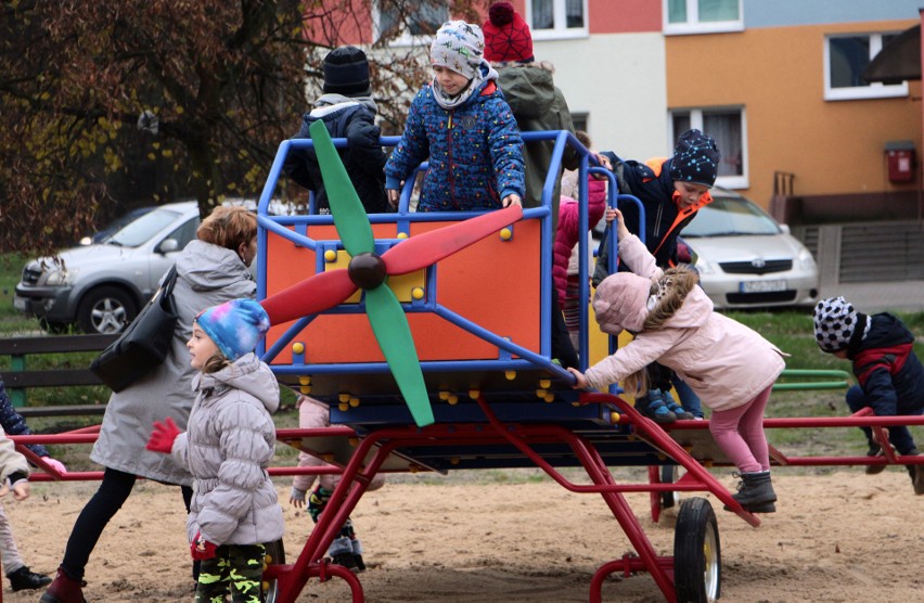 Dziś (piątek) oficjalnie do użytku oddano plac zabaw  za...