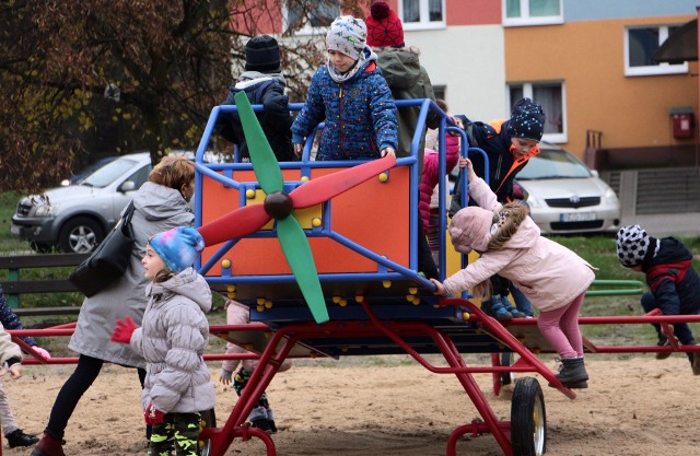 Dziś (piątek) oficjalnie do użytku oddano plac zabaw  za budynkami mieszkalnymi przy ul. Skarżyńskiego 4, 10, 12 oraz sklepem „Stokrotka” na osiedlu Lotnisko w Grudziądzu. Milusińscy od razu wypróbowali nowe urządzenia i stwierdzili że "może być".