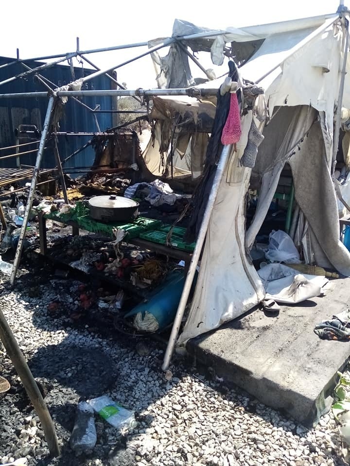 „Niech o nas nie zapomną” –  tragiczny koniec obozu dla uchodźców na Lesbos [ZDJĘCIA]