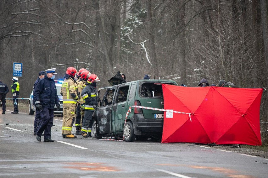 Tragiczny wypadek w Grabówce w relacji strażaków. W czołowym zderzeniu audi i opla zginęła kobieta. Jej auto się zapaliło [ZDJĘCIA]