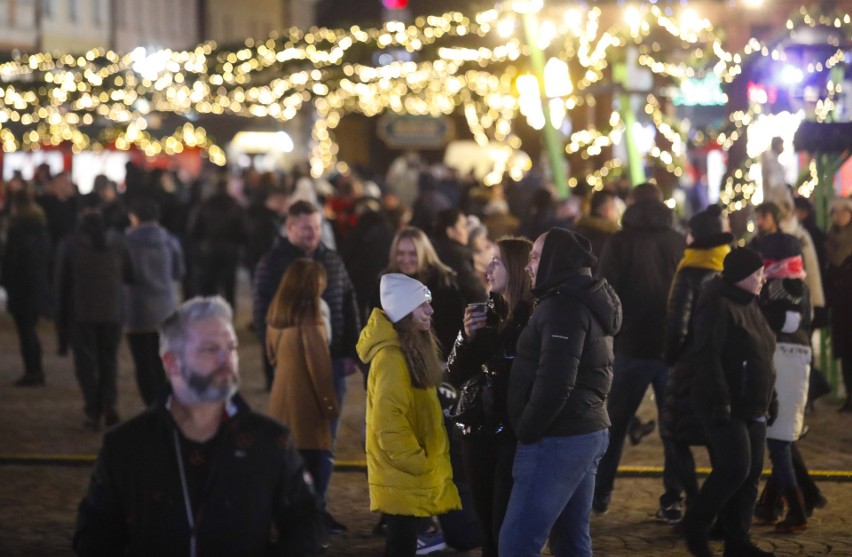 Rzeszowianie tłumnie żegnają święta i świąteczne miasteczko.