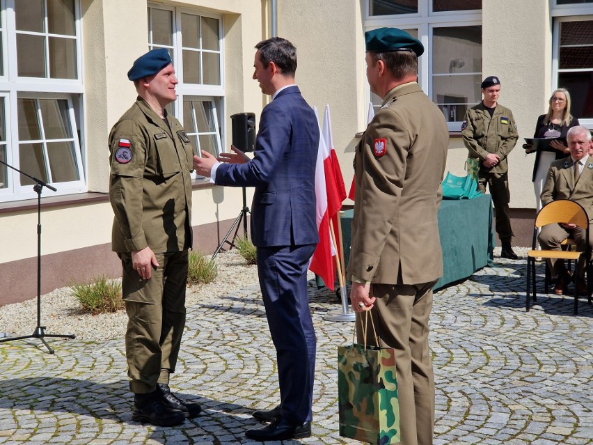 Wojskowi i leśnicy odebrali dyplomy ukończenia Zespołu Szkół w Tułowicach
