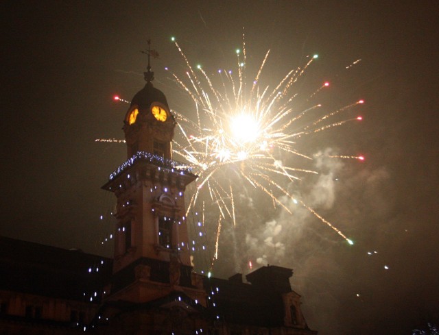 Na pożegnanie starego i powitanie Nowego Roku niebo ponad  wieżą nowosądeckiego ratusza rozświetli pokaz sztucznych ogni. Tak było również dwanaście miesięcy temu.